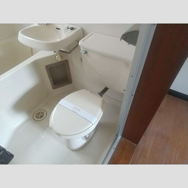 トイレ (トイレ)