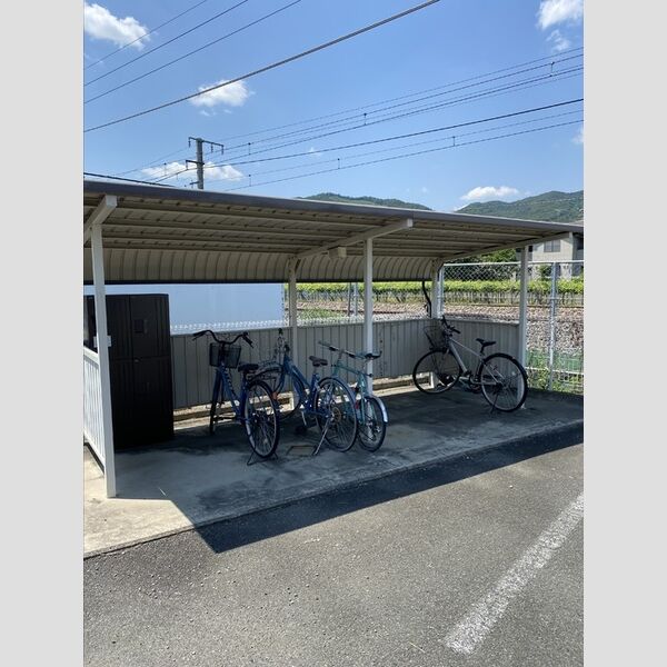 現地周辺 (駐輪場)