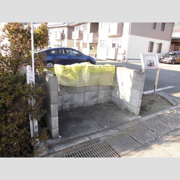 現地周辺 (ゴミ庫)