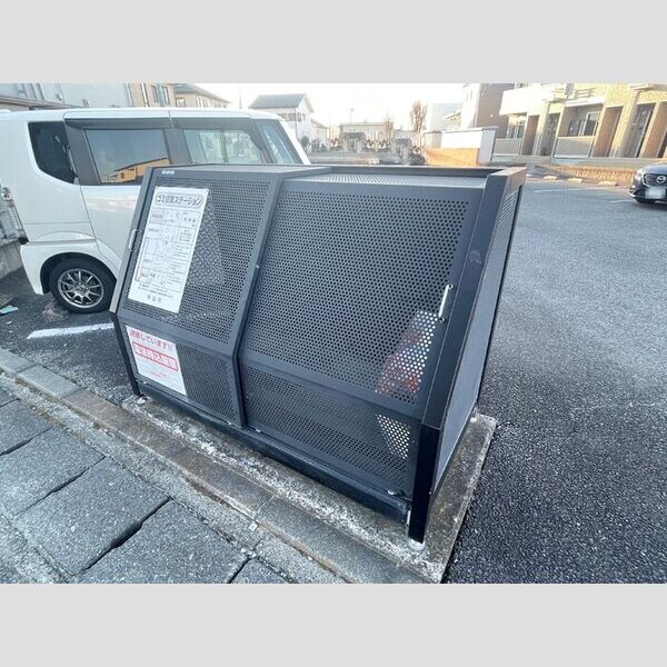 現地周辺 (敷地内ゴミ置場)