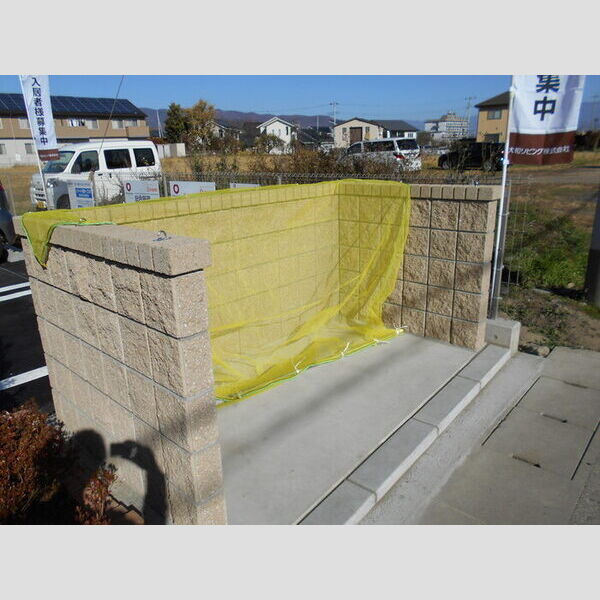 現地周辺 (敷地内ゴミ置き場)