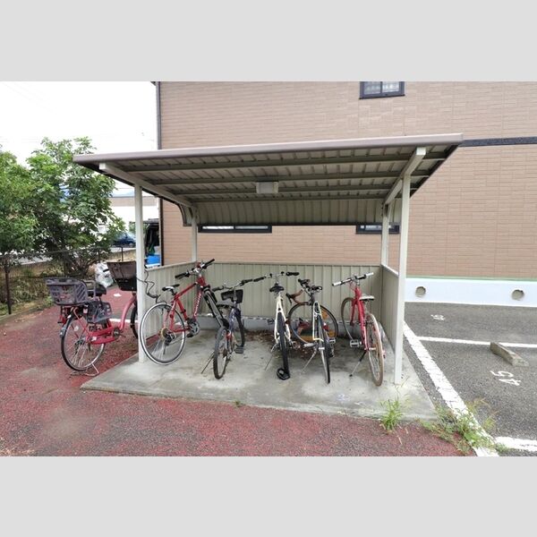 現地周辺 (駐輪場)