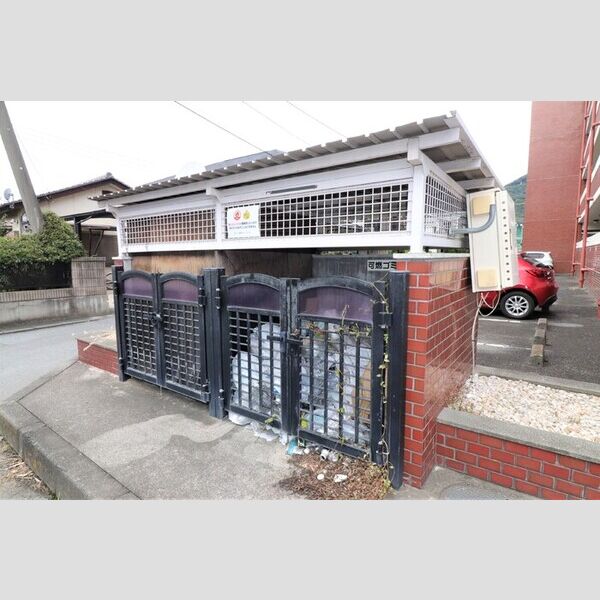 現地周辺 (ゴミ置場)