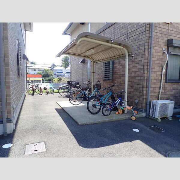 現地周辺 (駐輪場)