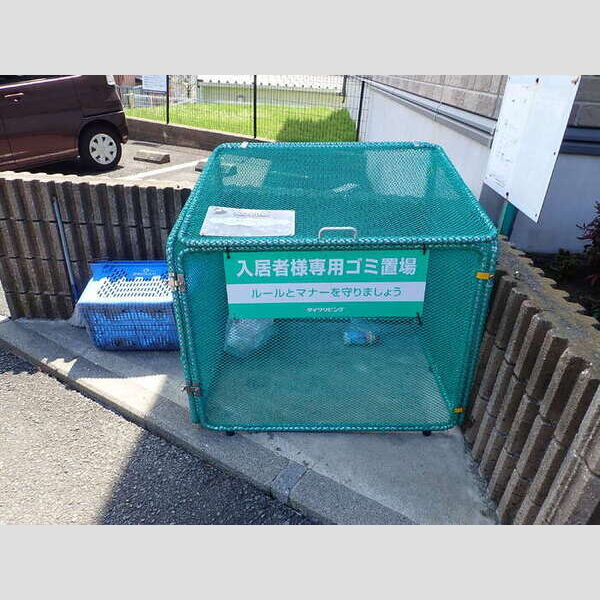 現地周辺 (敷地内ごみ置き場)