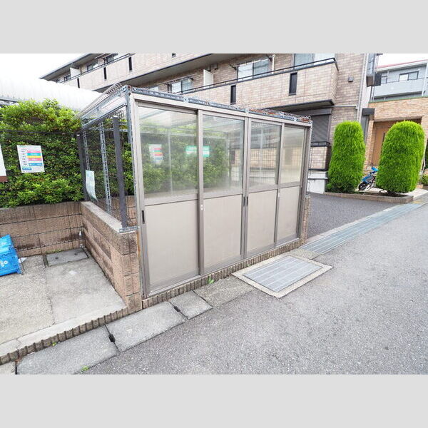 現地周辺 (敷地内ごみ置き場)