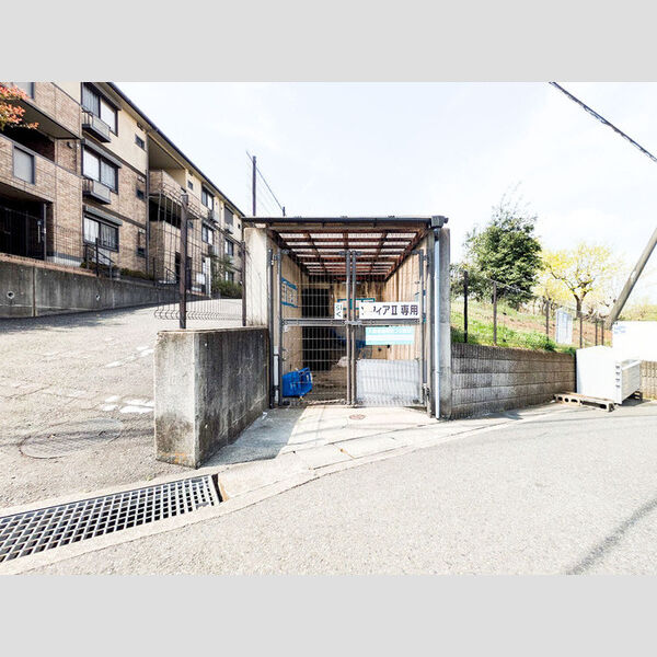 現地周辺 (ごみ置き場)