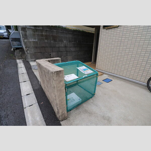 現地周辺 (敷地内ごみ置き場)