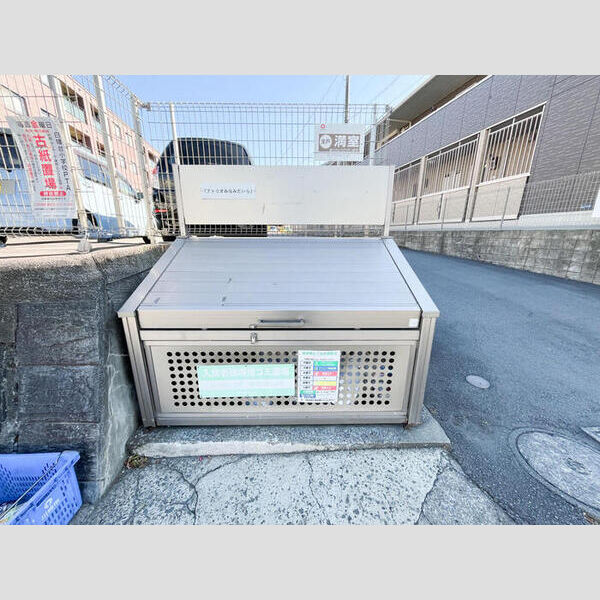 現地周辺 (ゴミストッカー)