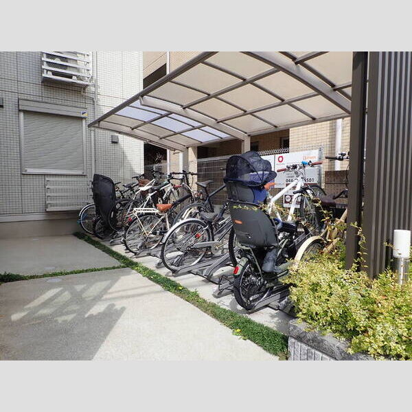 現地周辺 (駐輪場)