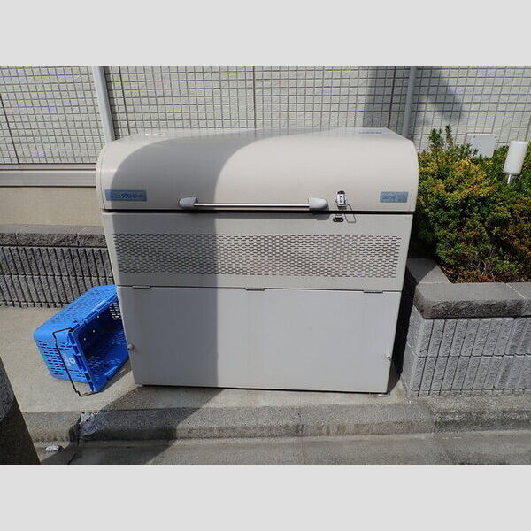 現地周辺 (敷地内ごみ置き場)