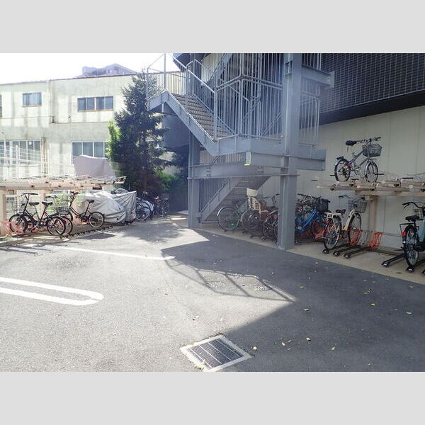 現地周辺 (駐輪場)