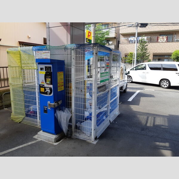 現地周辺 (敷地内ごみ置き場)