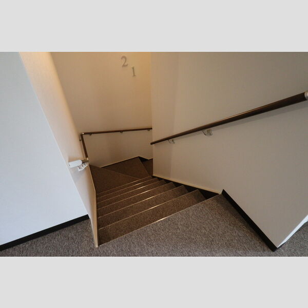 現地周辺 (共用階段)