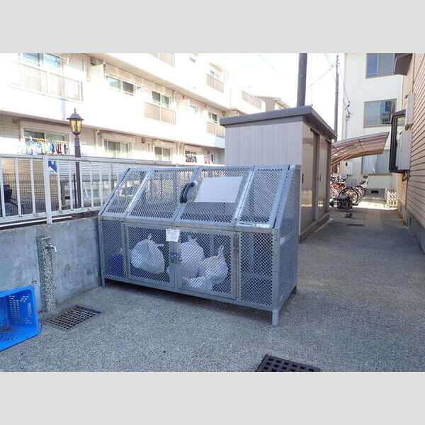 現地周辺 (敷地内ごみ置き場)