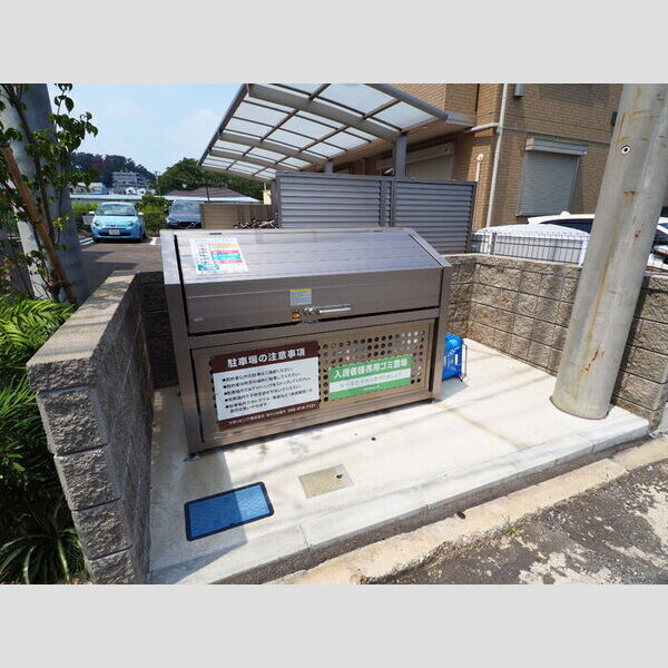 現地周辺 (敷地内ごみ置き場)