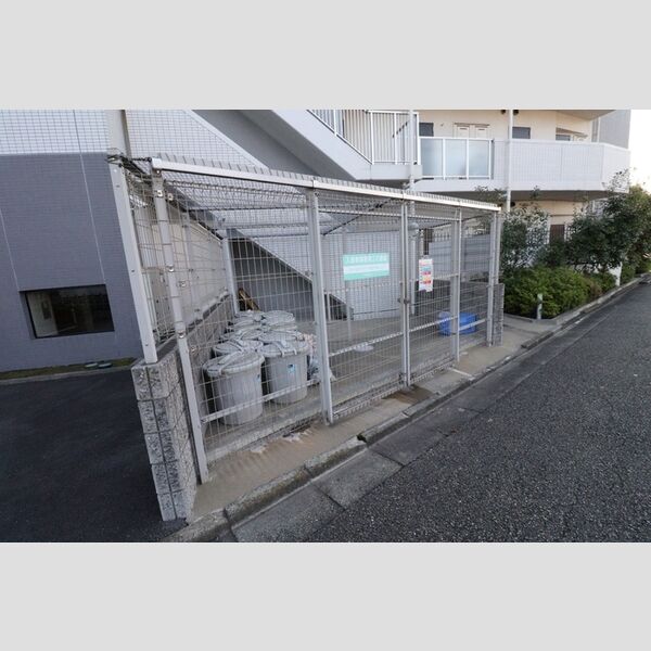 現地周辺 (ゴミ置き場)