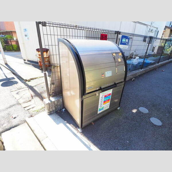 現地周辺 (敷地内ごみ置き場)