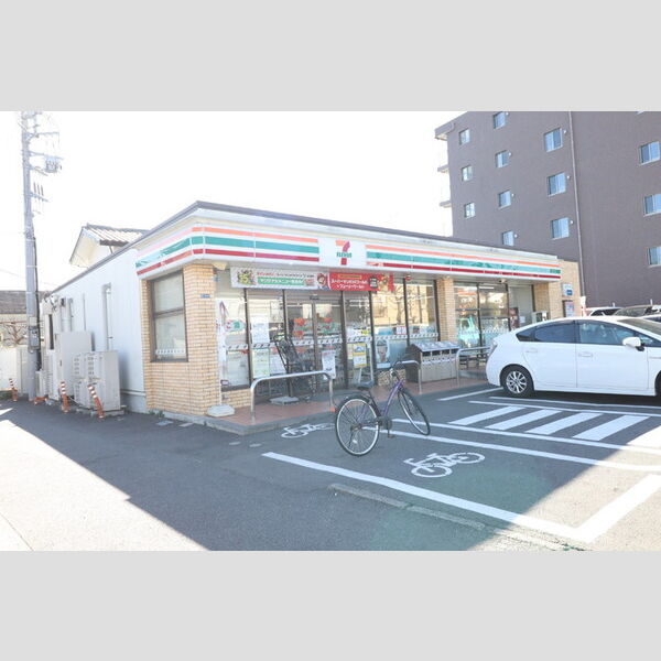 現地周辺 (セブンイレブン)