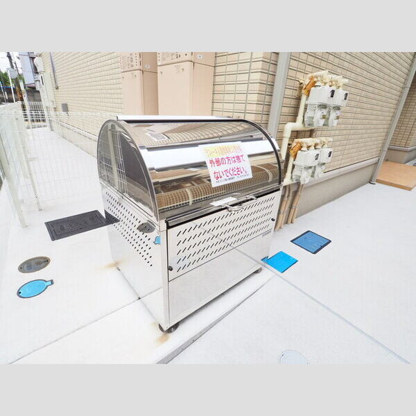 現地周辺 (敷地内ごみ置き場)