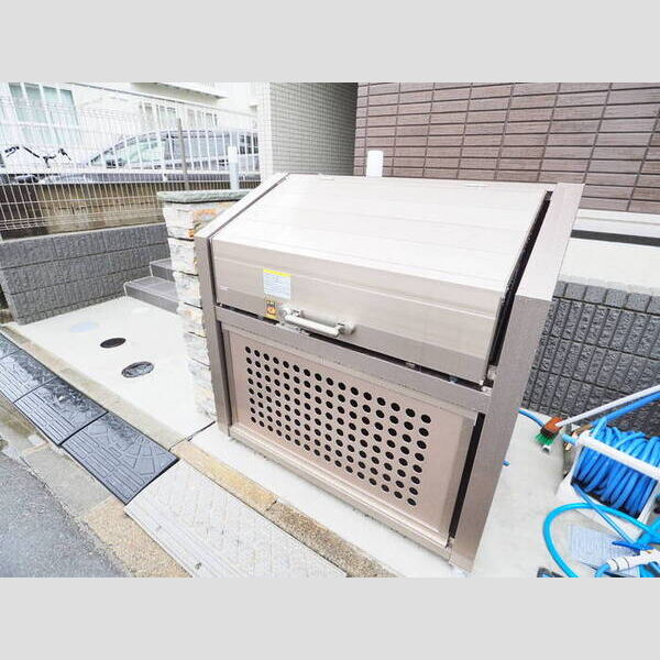 現地周辺 (敷地内ごみ置き場)