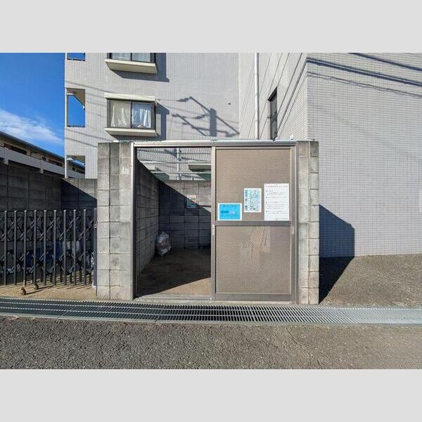 現地周辺 (ゴミ置場)
