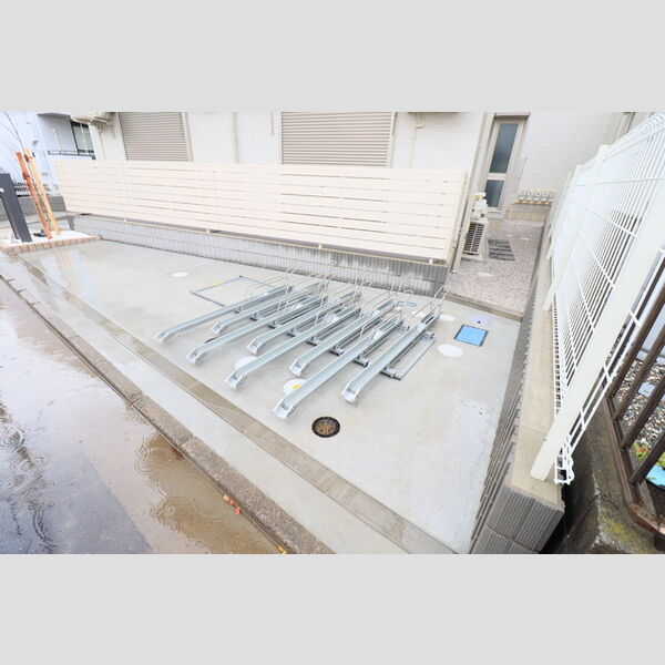 現地周辺 (駐輪場)