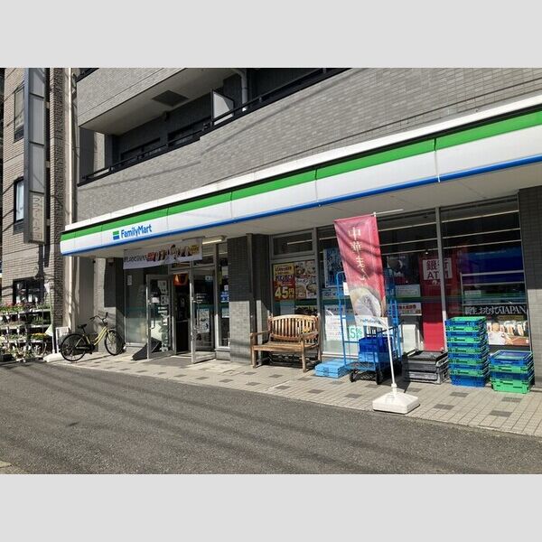 現地周辺 (ファミリーマート　登戸駅東店)