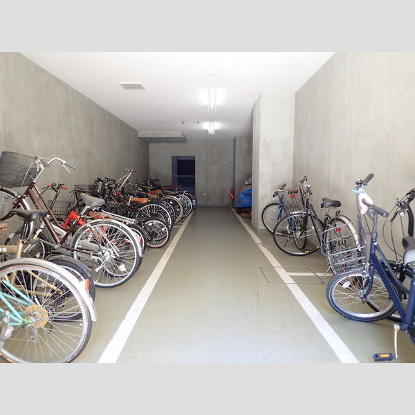 現地周辺 (駐輪場)