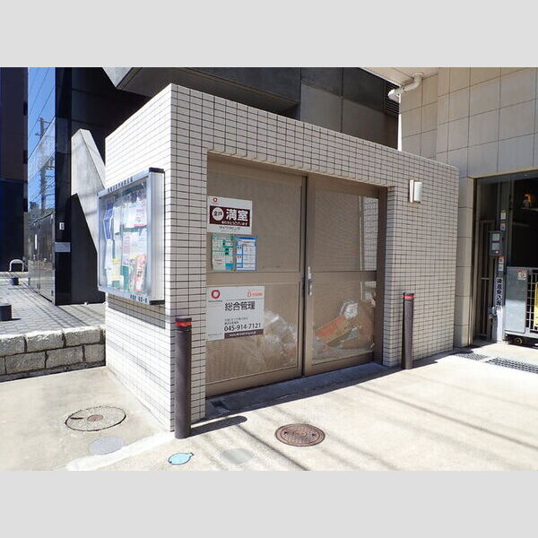 現地周辺 (敷地内ごみ置き場)