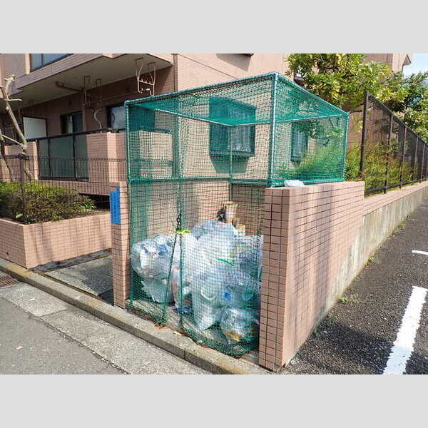 現地周辺 (敷地内ごみ置き場)