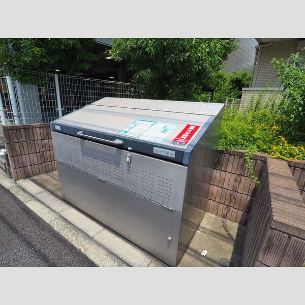 現地周辺 (敷地内ごみ置き場)