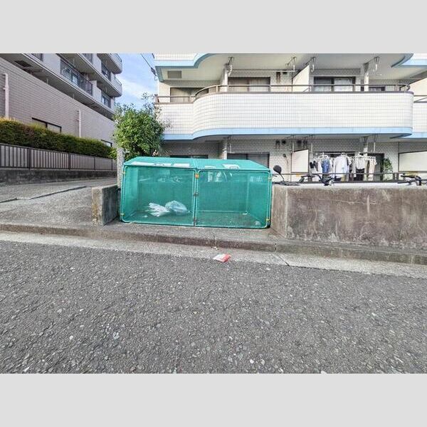 現地周辺 (ごみ置場)