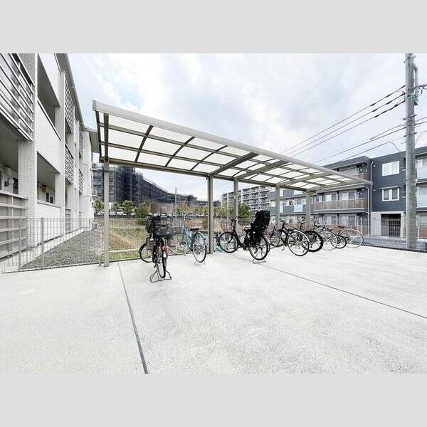 現地周辺 (駐輪場)