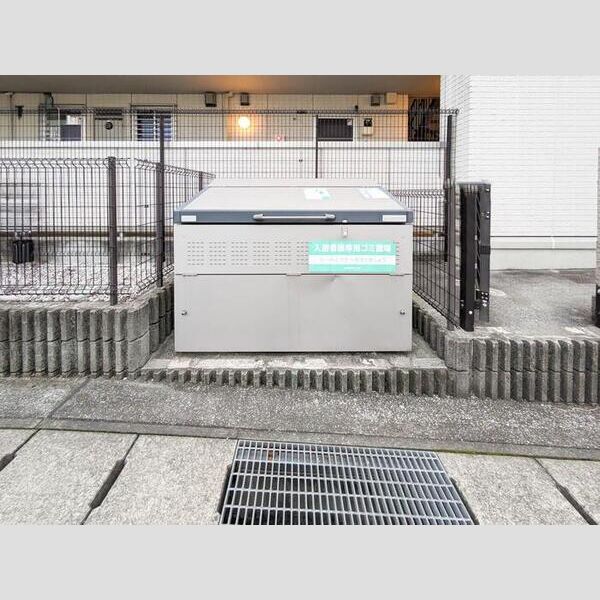 現地周辺 (ゴミ置き場)