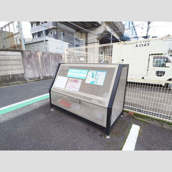 現地周辺 (敷地内ごみ置き場)