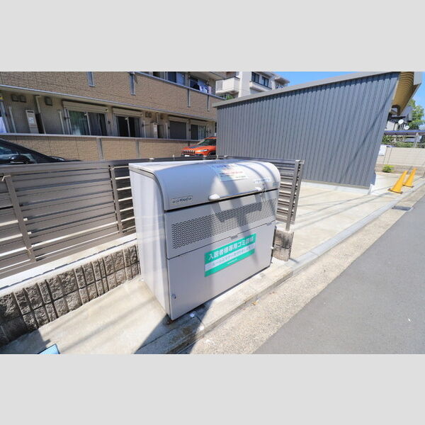 現地周辺 (敷地内ごみ置き場)