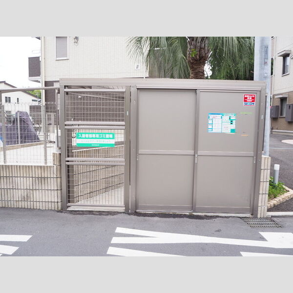 現地周辺 (敷地内ごみ置き場)