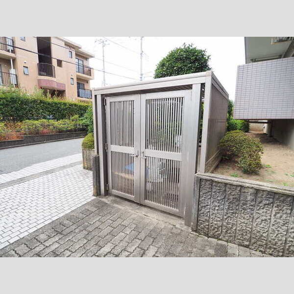 現地周辺 (敷地内ごみ置き場)