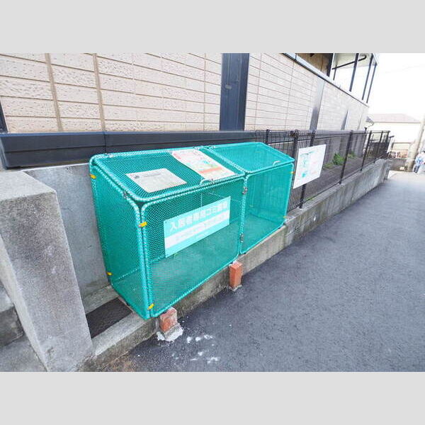 現地周辺 (敷地内ごみ置き場)