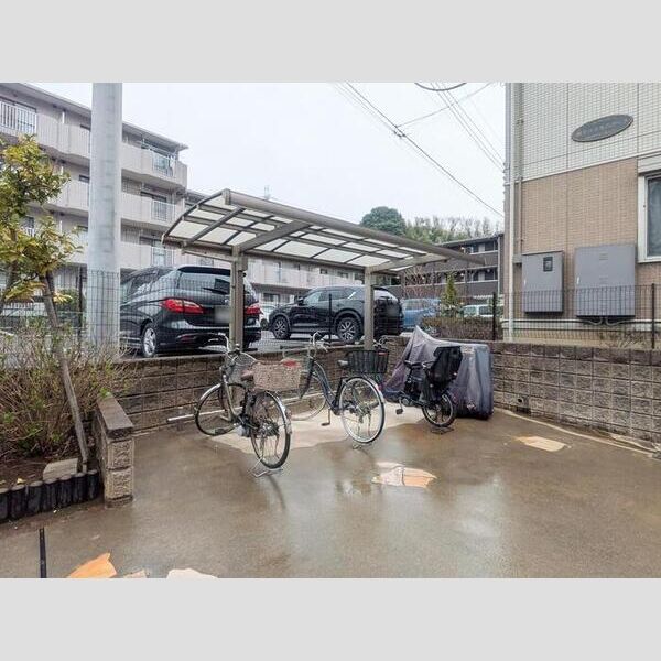 現地周辺 (駐輪場)