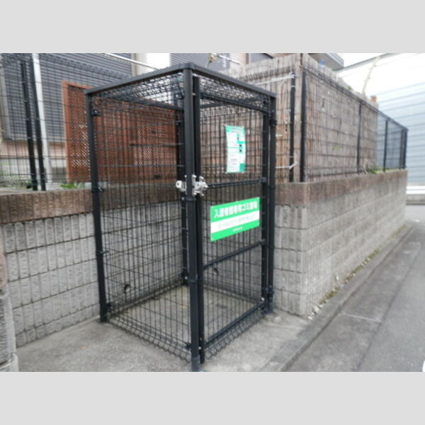 現地周辺 (入居者専用ごみ置き場)