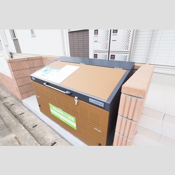現地周辺 (敷地内ごみ捨て場)