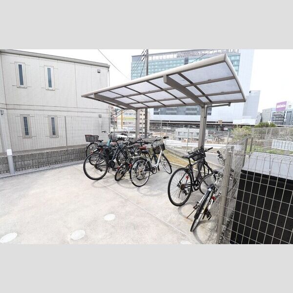 現地周辺 (駐輪場)