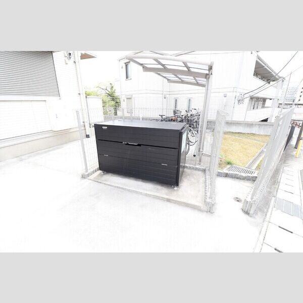 現地周辺 (敷地内ゴミ置き場)