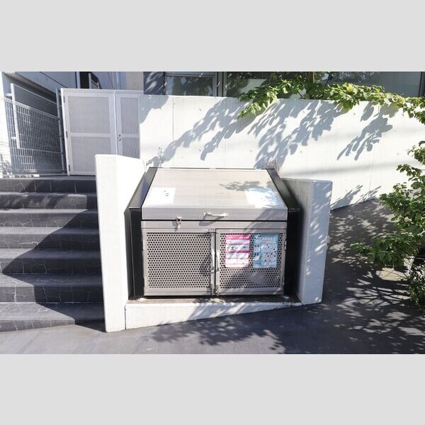 現地周辺 (敷地内ゴミ置き場)