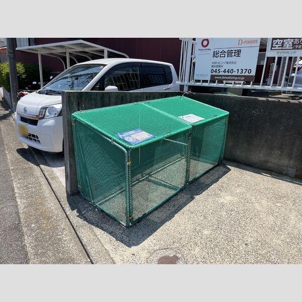 現地周辺 (敷地内ゴミ置き場)