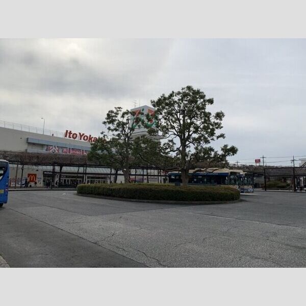 現地周辺 (上永谷駅前にはイトーヨーカドーやドラッグストアがあります)