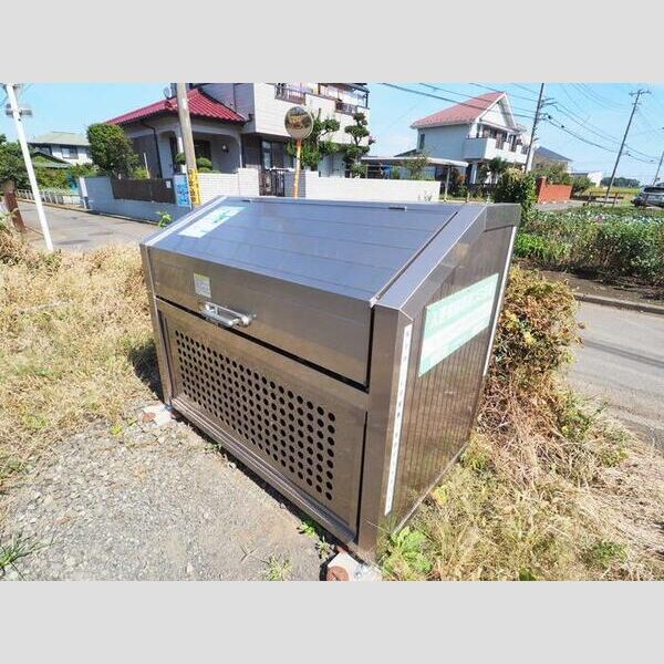 現地周辺 (敷地内ゴミ置き場)