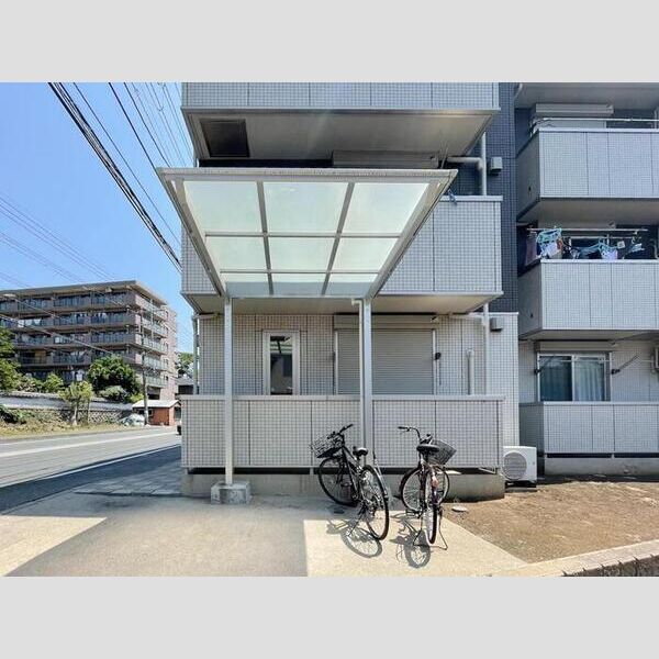 現地周辺 (駐輪場)